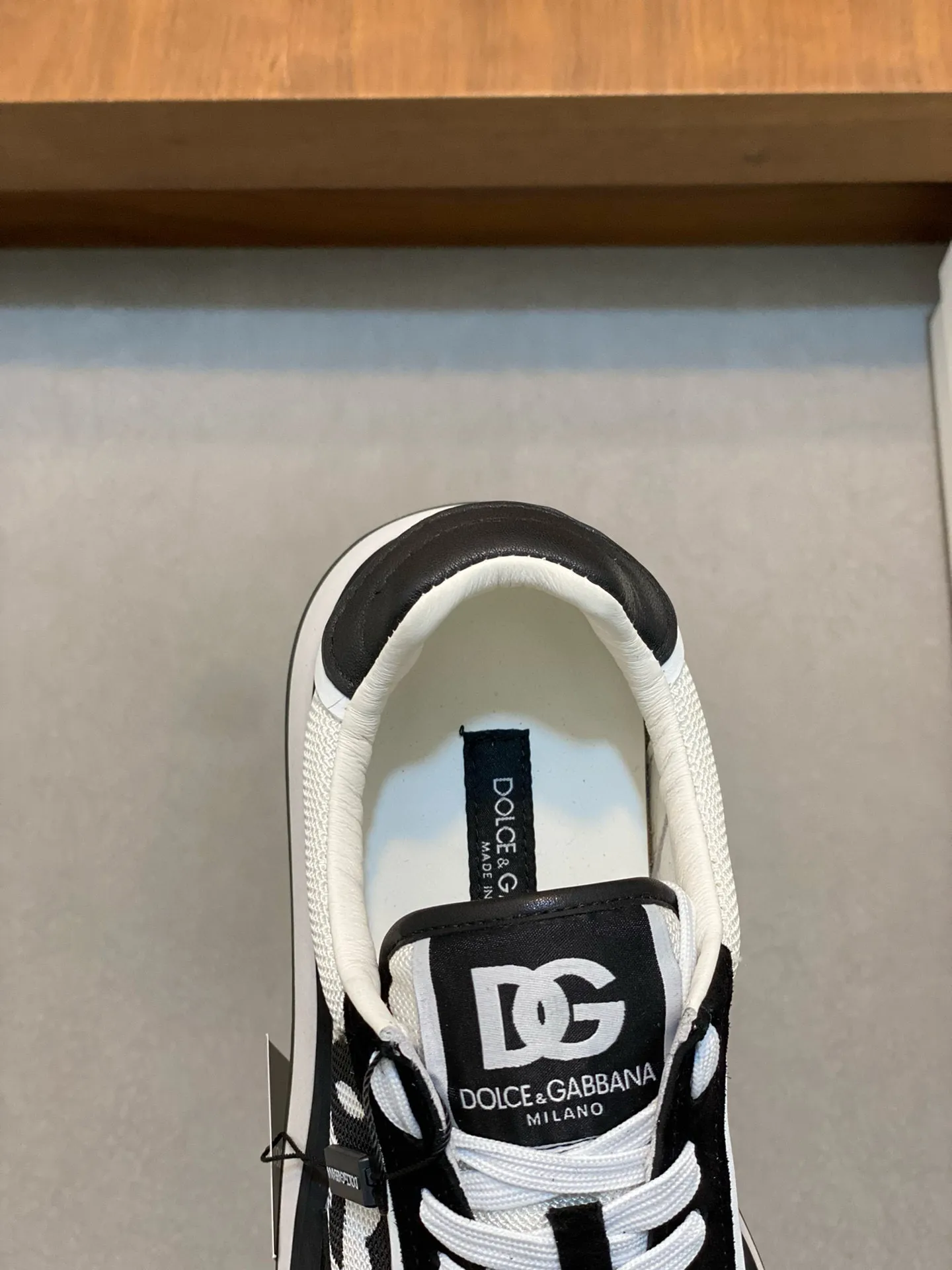 Factory price: 458💰••New products••Dolce&Gabbana••DG✔️High-end men's sports•casual shoes. Original goods from top counters. Original imported cowhide, multi-material splicing design ➕Imported cowhide lining, cowhide feet ➕Original TPR elastic outsole. Size: 39-44 (38, 45 customized)